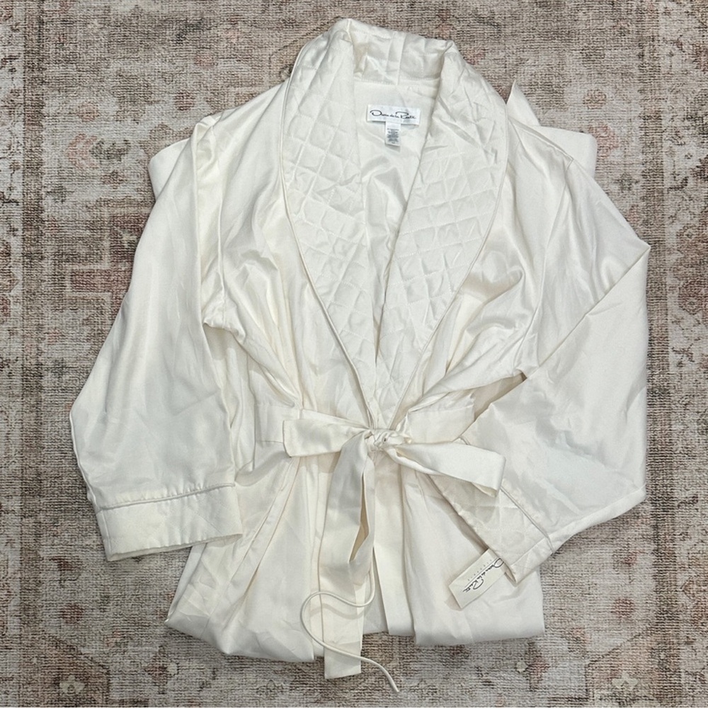 Woman’s NWTs Oscar De La Renta Cream Brushed Back Satin Robe